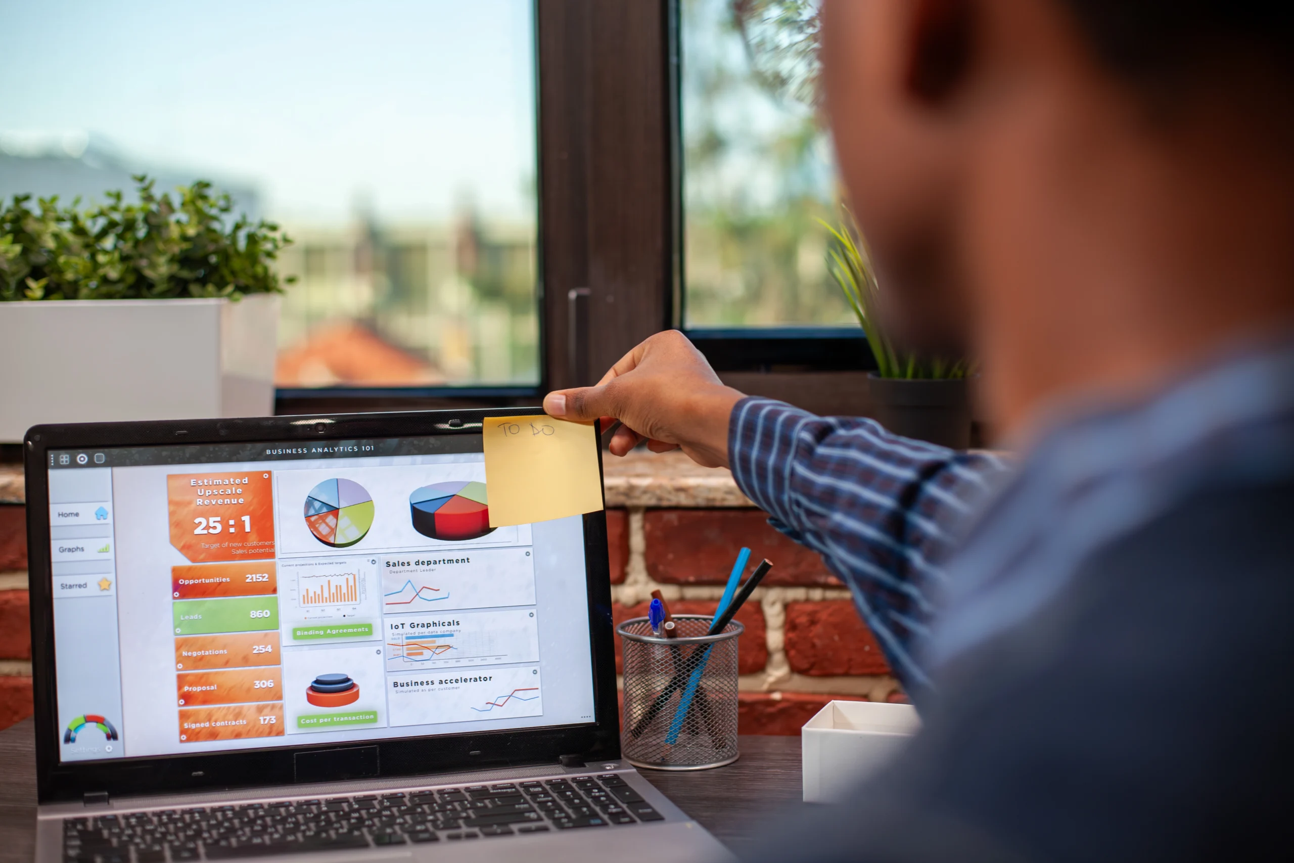 office-worker-setting-project-reminders