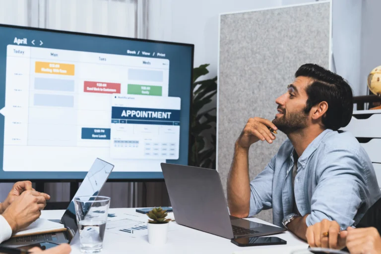 project-manager-communicate-collaborate-with-team-prudent